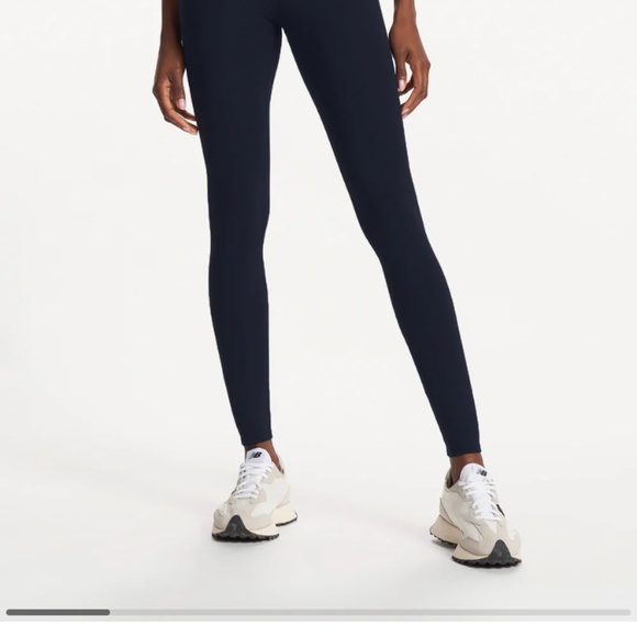 Vuori Chilled Out Legging size Small Color Ink - Picture 3 of 7